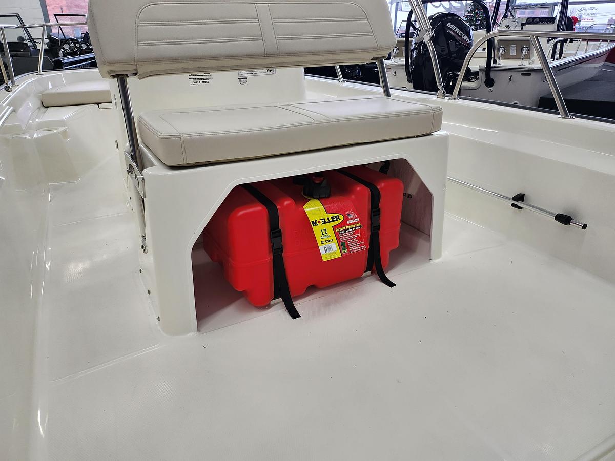 2027 Boston Whaler 150 Montauk