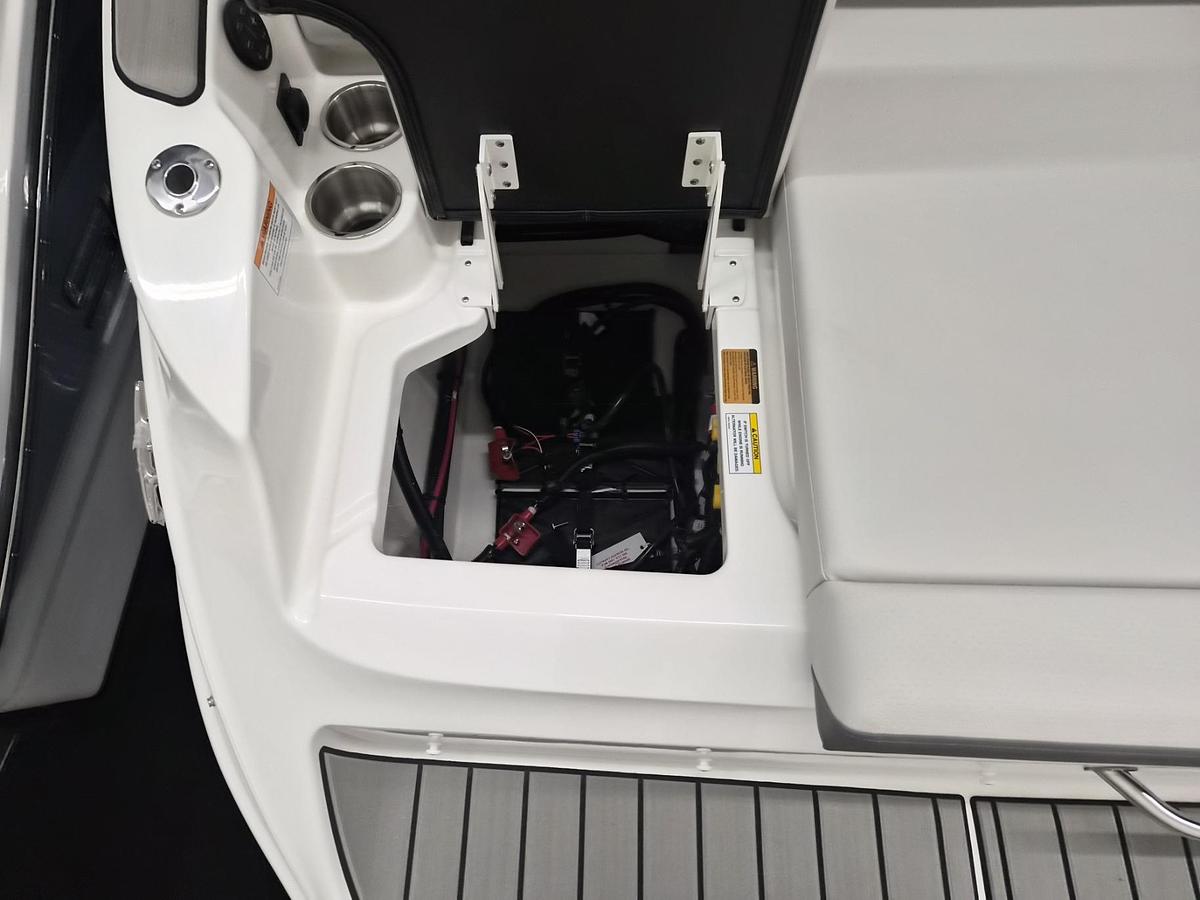 2027 Sea Ray 230 SDX