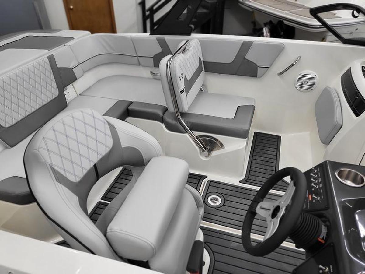 2025 Bayliner VR5 Bowrider