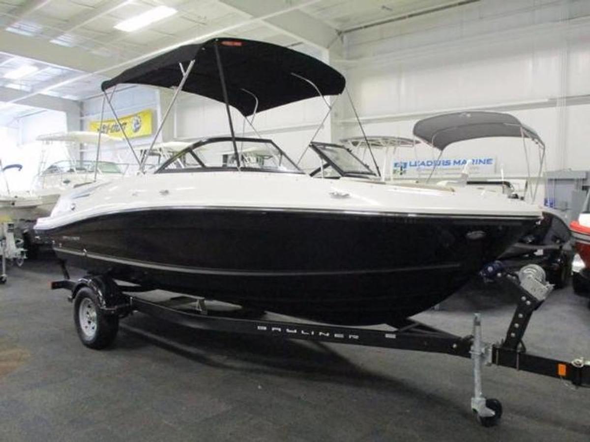 2025 Bayliner VR5 Bowrider