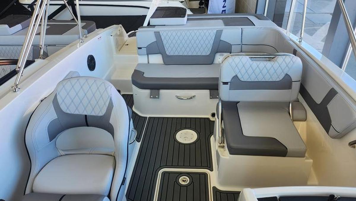 2025 Bayliner VR6 Bowrider