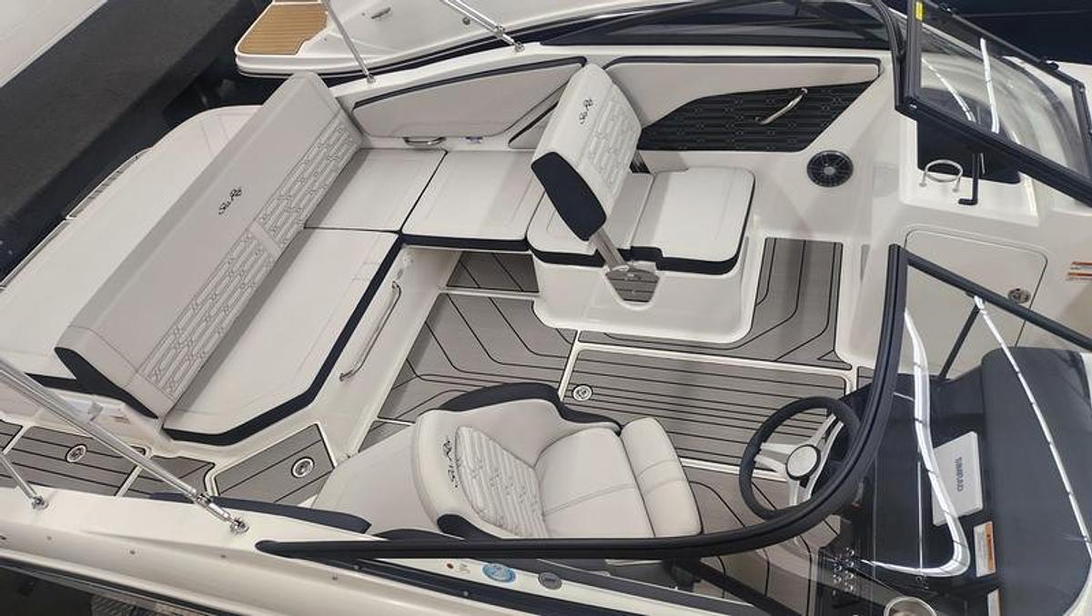 2025 Sea Ray SPX 210