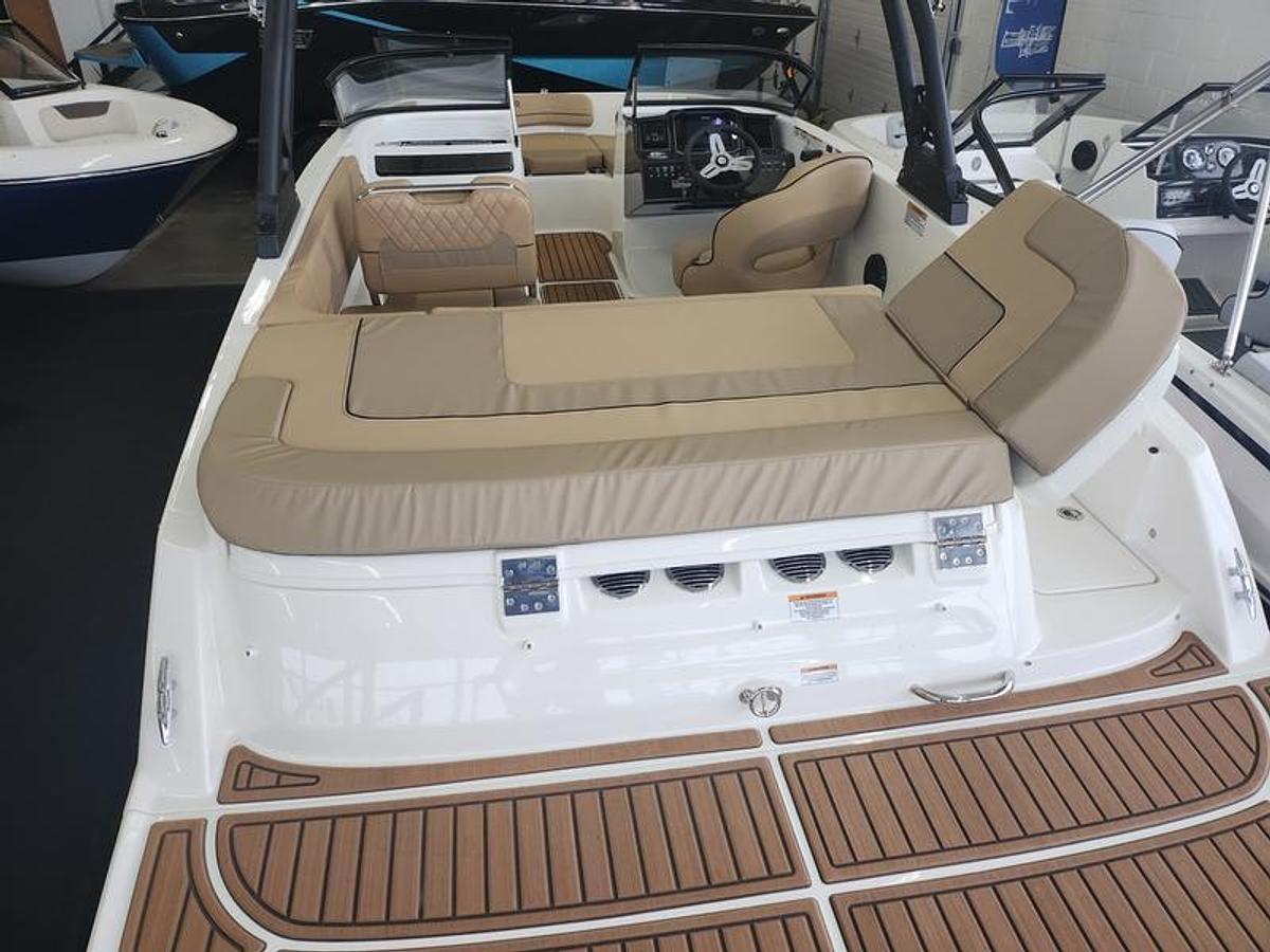 2025 Bayliner VR5 Bowrider