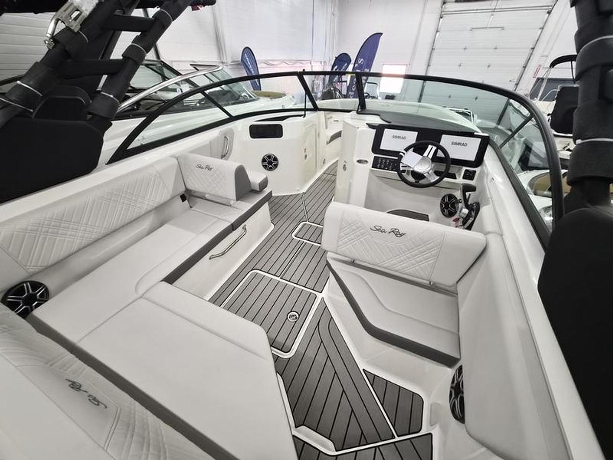 2026 Sea Ray SDX 230