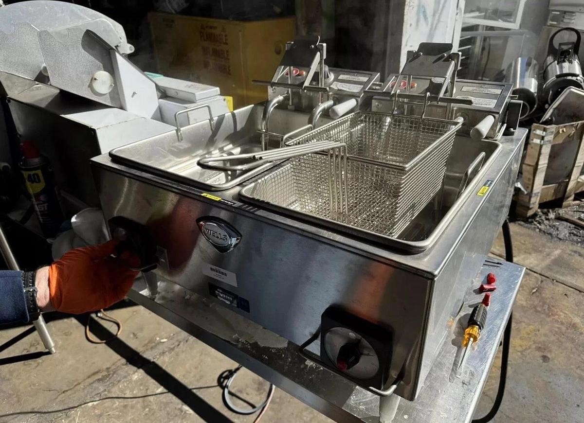 Wells F-88 Countertop High Watt Dual Pot 30lb Electric Fryer 208V 3 Phase NICE!