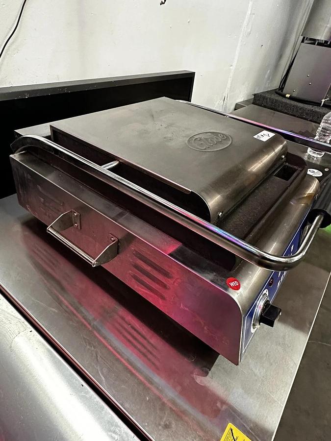 Used 2019 Globe Deluxe Sandwich Grill with Flat Plates  14" x 14" Cook Surface 120V