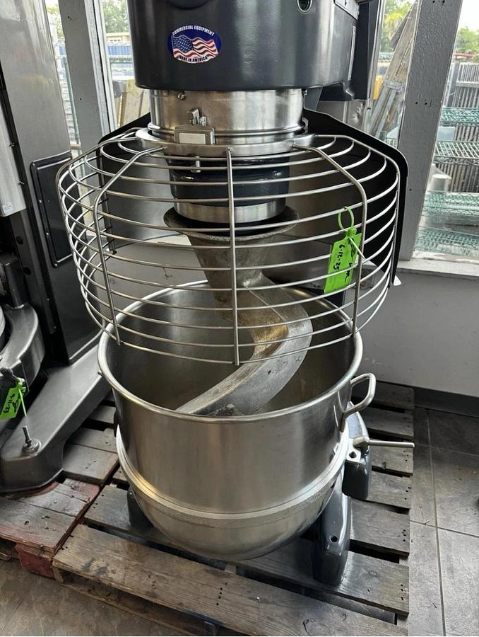 Used HOBART 140 Qt Mixer V 140 5HP 200V 3 Phase Bowl & Hook Included BEAUTIFUL SHAPE!