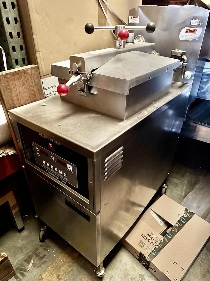 Used 2017 HENNY PENNY PFG-600  NAT GAS PRESSURE FRYER COMPUTRON 2000 VERY NICE SHAPE!