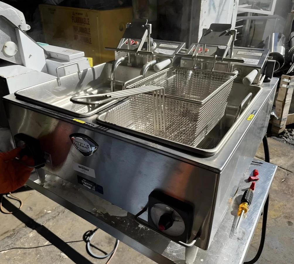 Wells F-88 Countertop High Watt Dual Pot 30lb Electric Fryer 208V 3 Phase NICE!