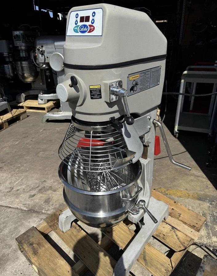 Used Globe 30 Qt Planetary Mixer SP30 Floor Model w/Guard & Standard Accessories NICE