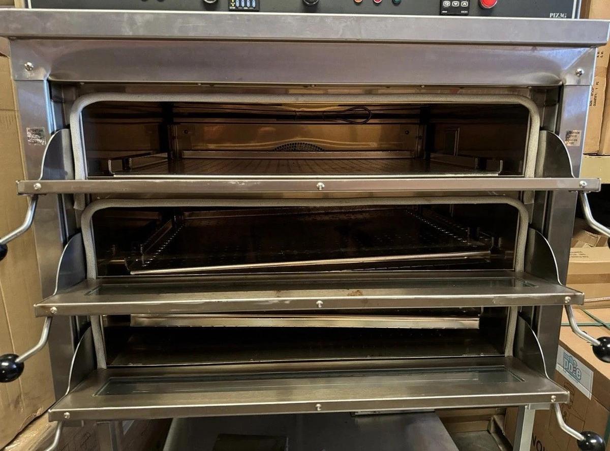 Doyon PIZ3G Gas 3-Deck Pizza Oven - Jet Air Convection With Stand. BEAUTIFUL!