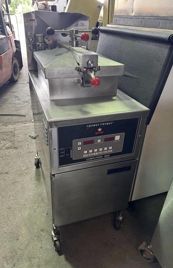 Used 2017 HENNY PENNY PFG-600  NAT GAS PRESSURE FRYER COMPUTRON 2000 VERY NICE SHAPE!
