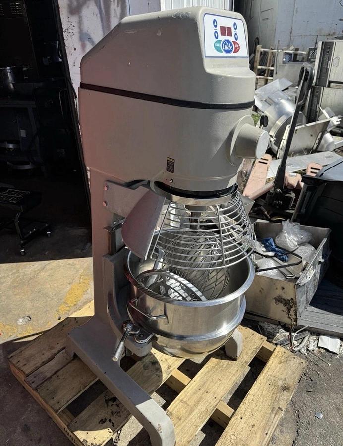 Used Globe 30 Qt Planetary Mixer SP30 Floor Model w/Guard & Standard Accessories NICE