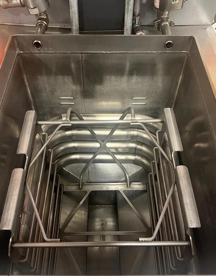 Used HENNY PENNY PFG690 26" 8 Head Natural Gas Pressure Fryer GREAT WORKING SHAPE!