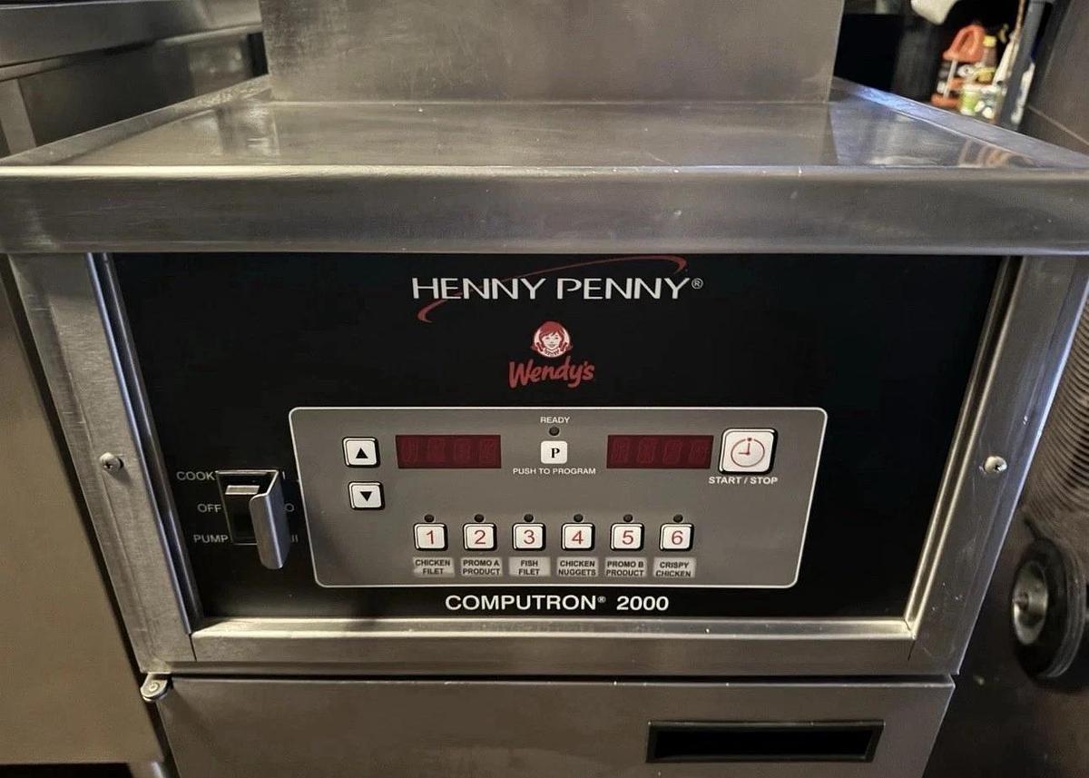 Used 2017 HENNY PENNY PFG-600  NAT GAS PRESSURE FRYER COMPUTRON 2000 VERY NICE SHAPE!