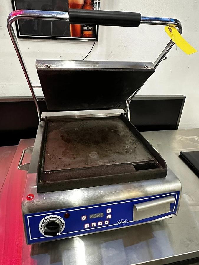 Used 2019 Globe Deluxe Sandwich Grill with Flat Plates  14" x 14" Cook Surface 120V