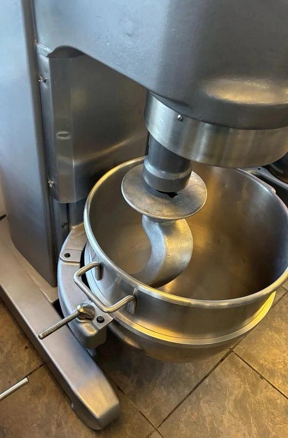 Used HOBART H 600 60 Qt Mixer 1HP 230V  Single Phase Bowl & Hook Included BEAUTIFUL!