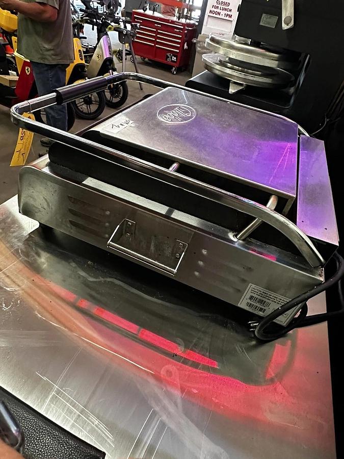Used 2019 Globe Deluxe Sandwich Grill with Flat Plates  14" x 14" Cook Surface 120V