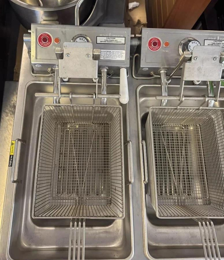 Wells F-88 Countertop High Watt Dual Pot 30lb Electric Fryer 208V 3 Phase NICE!