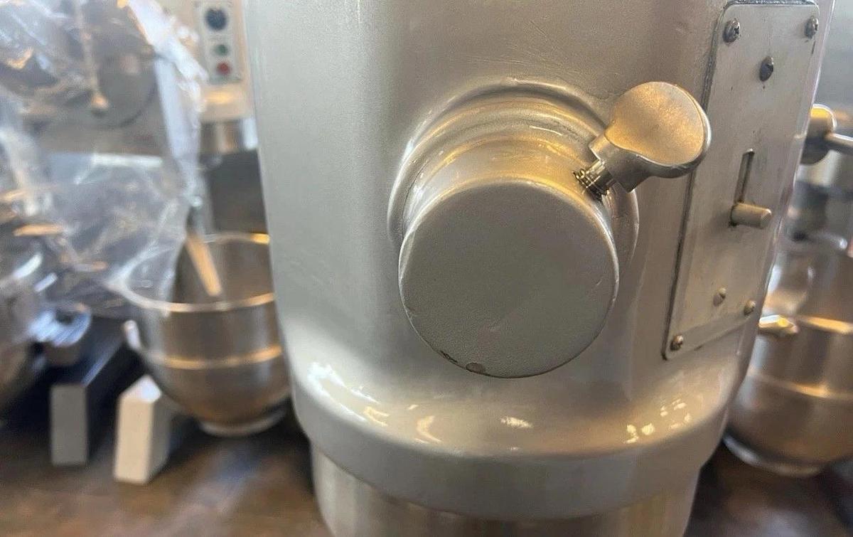 Used HOBART H600 60 Qt Mixer 1HP 220V 3 Phase Bowl & Whisk Included BEAUTIFUL SHAPE!