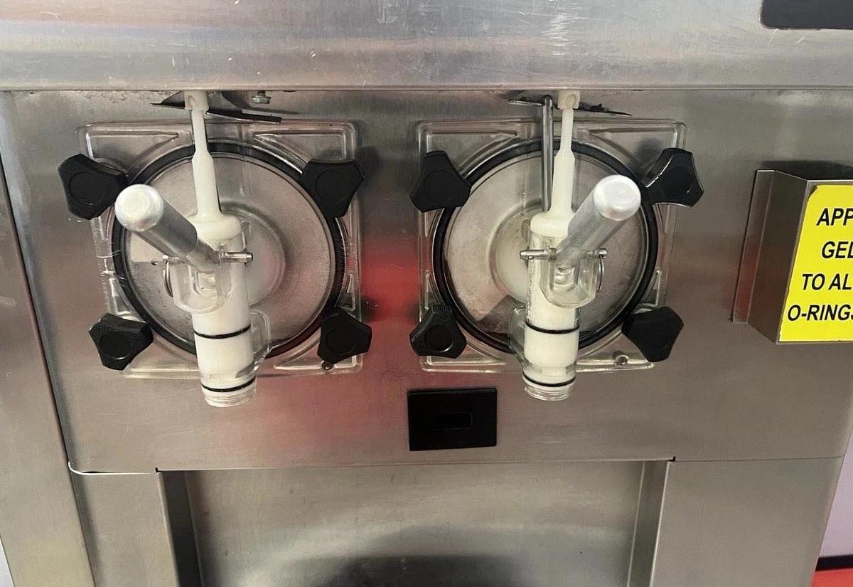 Used STOELTING E122-38I2 Frozen Beverage/Shake Machine 208-240V 1 Ph NICE SHAPE!