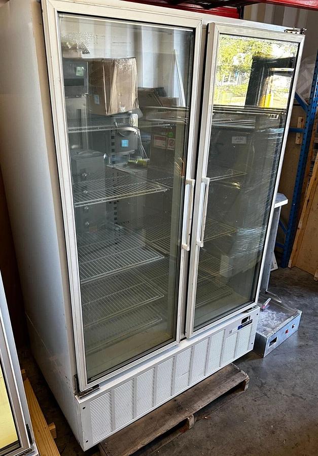 Used MASTER-BILT BLG-48HD 2 DOOR UPRIGHT GLASS REACH IN FREEZER 208-230V BEAUTIFUL!