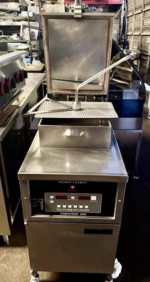 Used 2017 HENNY PENNY PFG-600  NAT GAS PRESSURE FRYER COMPUTRON 2000 VERY NICE SHAPE!