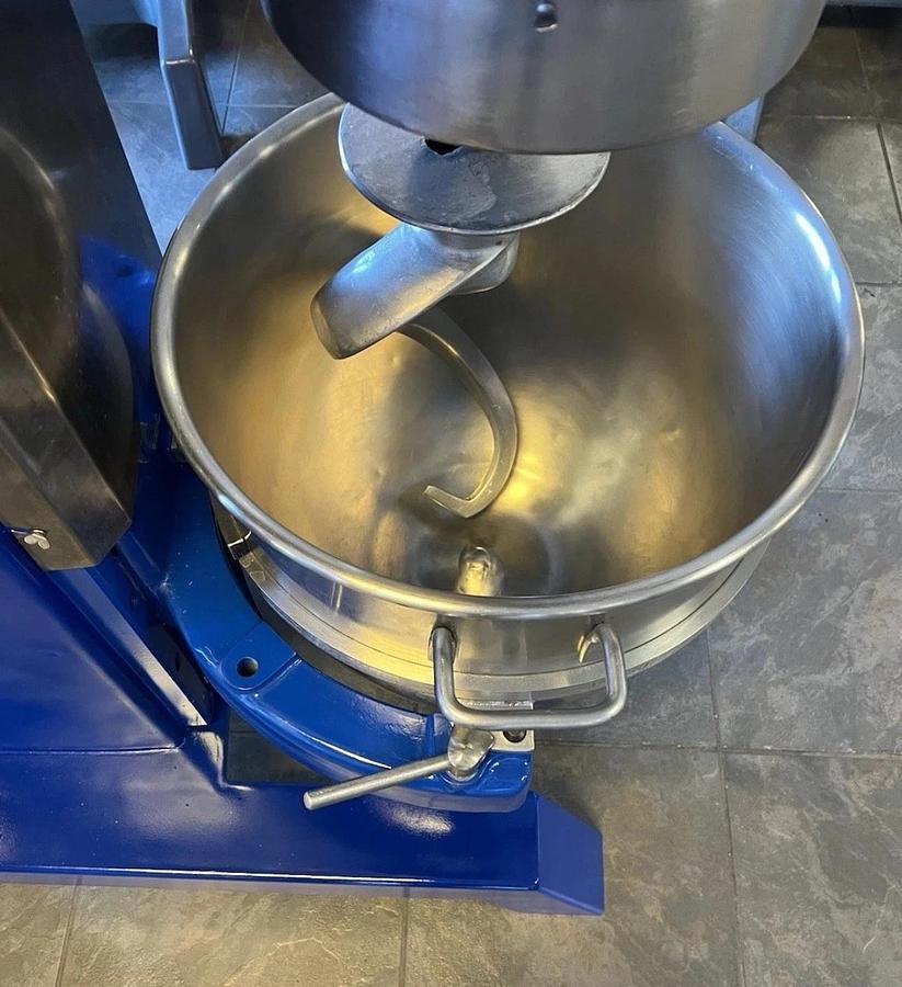 Used HOBART H 600 60 Qt Mixer 1HP 200V  3 Phase Bowl & Hook Included BEAUTIFUL SHAPE!