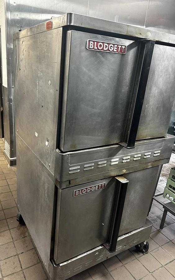 Used BLODGETT DOUBLE STACKED NATURAL GAS CONVECTION OVEN MODEL DFG-100-3