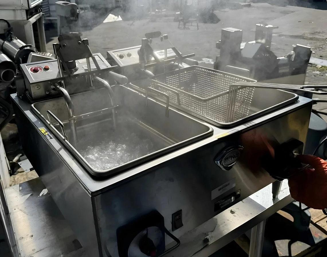Wells F-88 Countertop High Watt Dual Pot 30lb Electric Fryer 208V 3 Phase NICE!