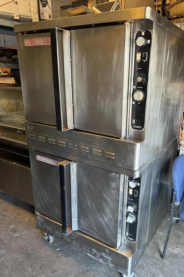 Used BLODGETT DOUBLE STACKED NATURAL GAS CONVECTION OVEN MODEL DFG-100-3