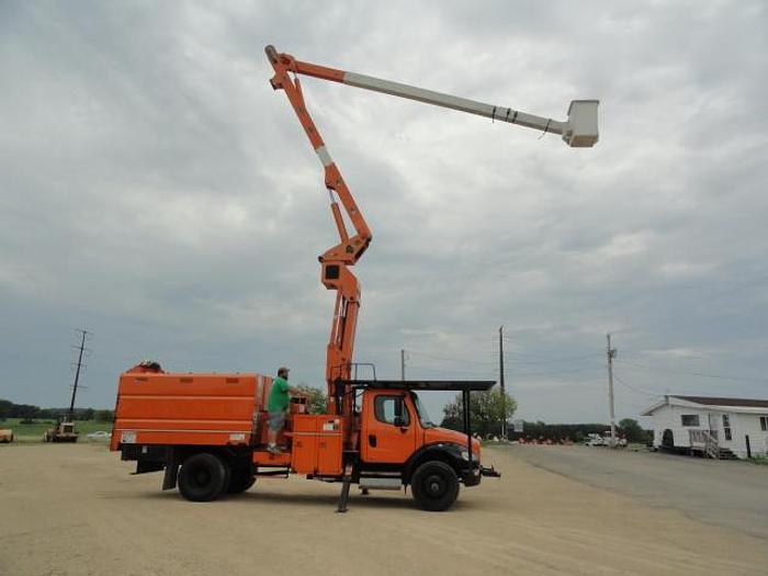 Used 2011 FREIGHTLINER BUSINESS CLASS M2 106