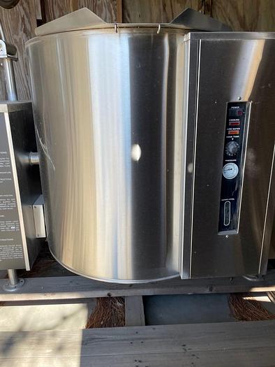 Used MARKET FORGE FT 60 GL, 60 GAL TILTING SELF CONTAINED NAT GAS STEAM KETTLE, NEW !  829C