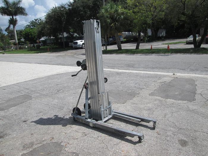 Used Sumner 2124 24' Material Lift