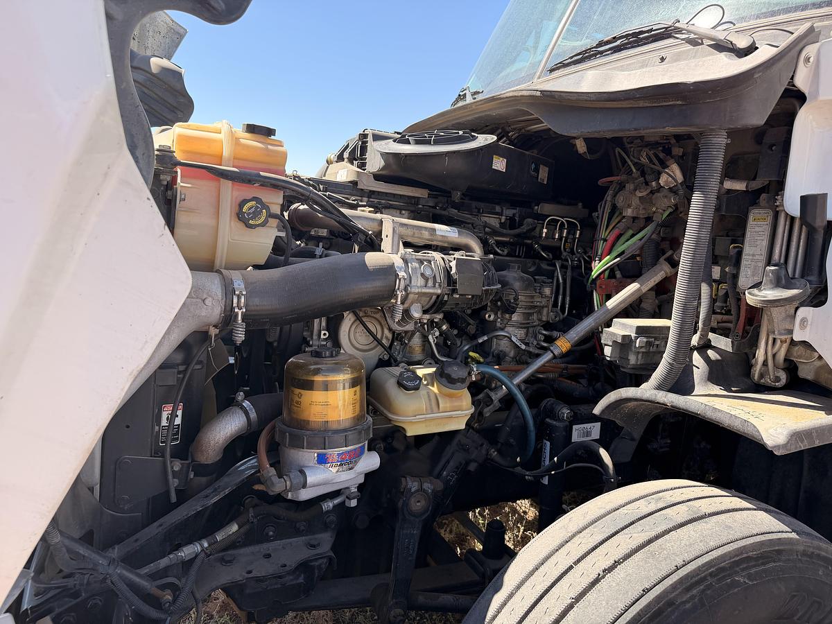 Used 2016 Freightliner Cascadia 125 Semi Truck and Van Trailer