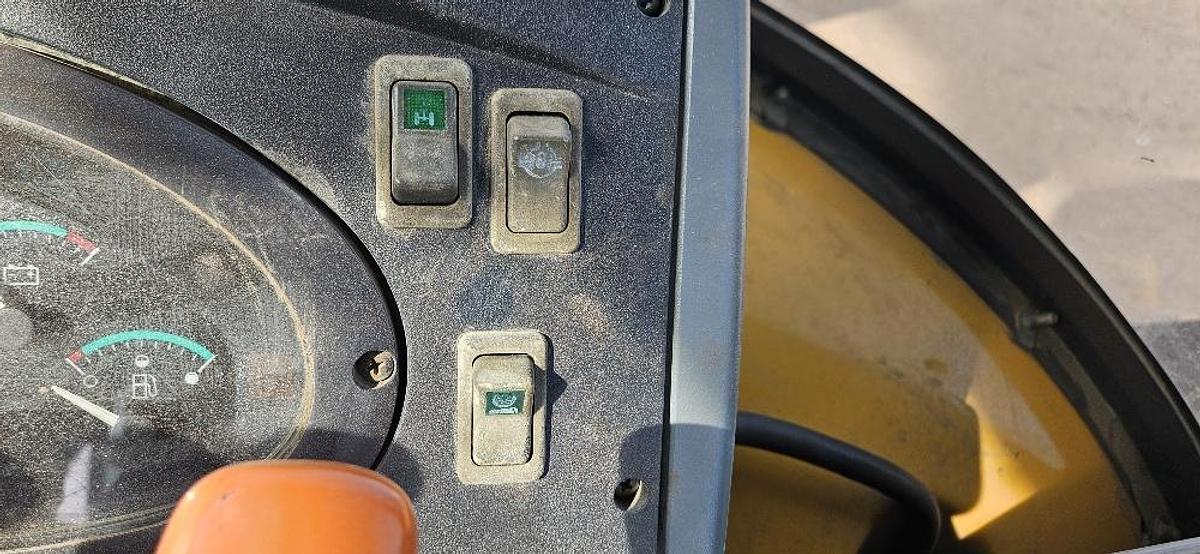 Used 2005 New Holland LV80 Grading Tractor