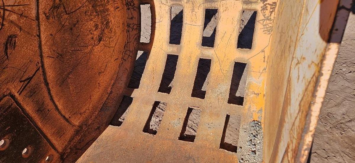 Used 36" Excavator Skeleton Bucket