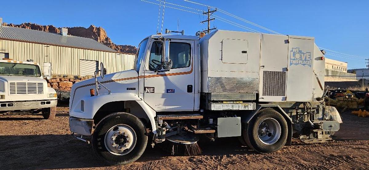 Used 2004 Freightliner Sweeper Truck