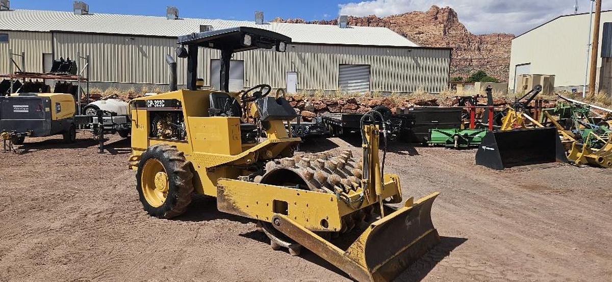 Used Cat Sheeps Foot Vibratory Roller Compactor