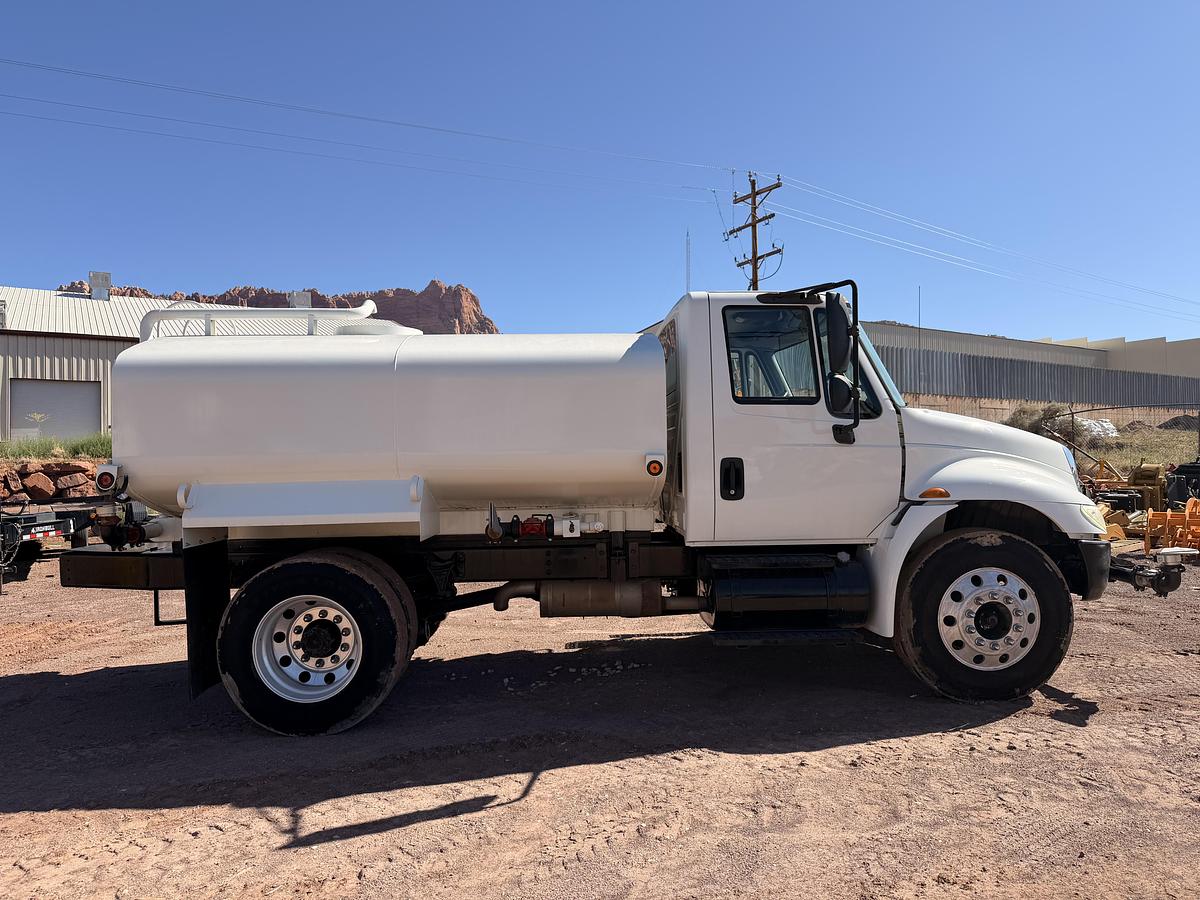 Used 2007 International 2000 Gallon Water Truck