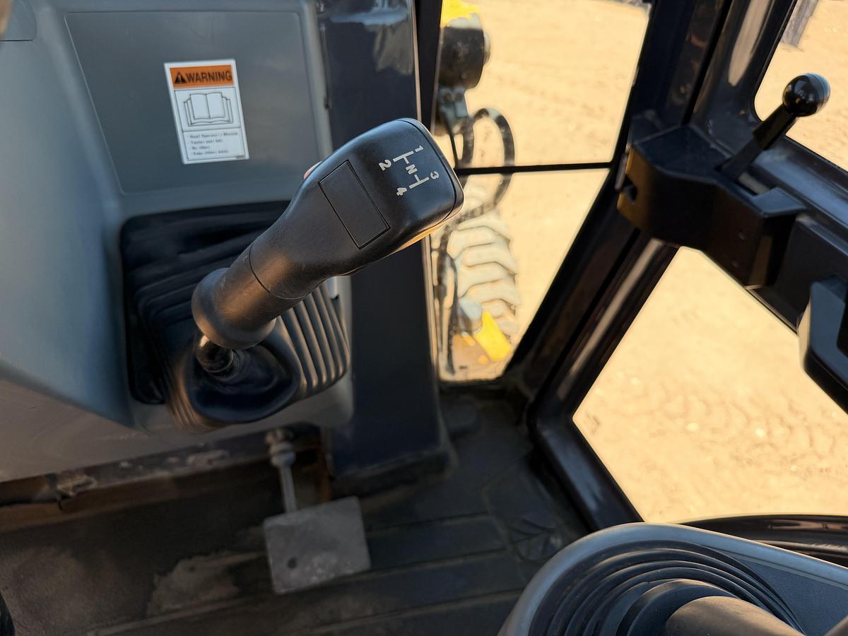 Used 2005 New Holland LV80 Skip Loader