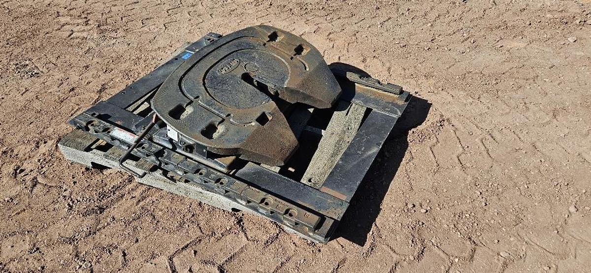 Fifth Wheel Sliding Bracket