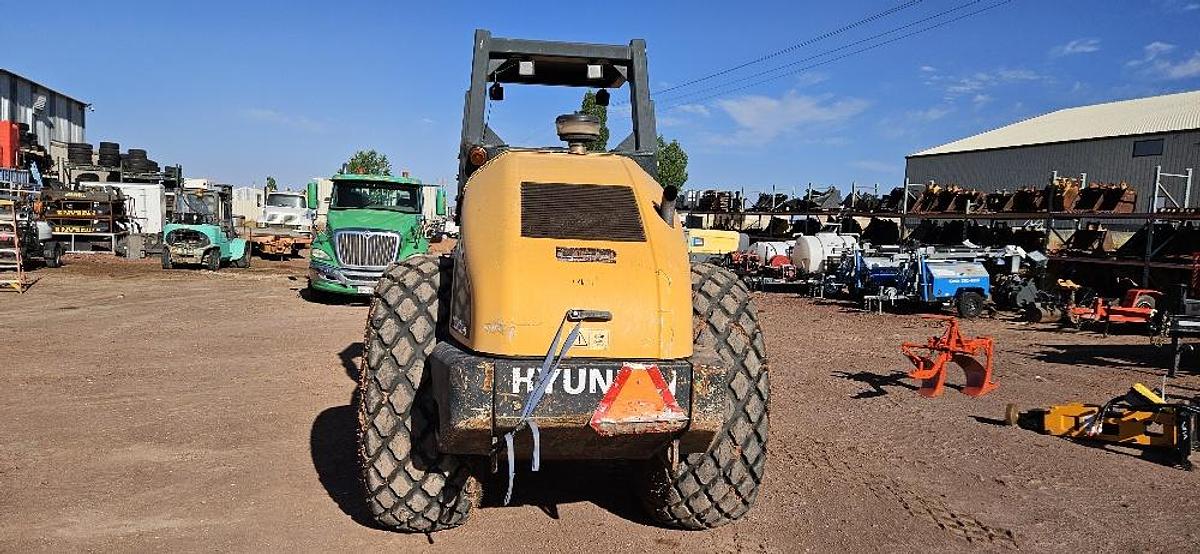 Used 2018 Hyundai Vibratory Roller Compactor