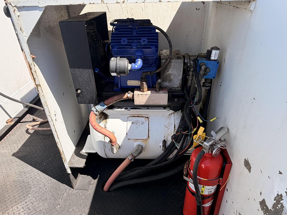 Used 2005 Ford F-750 Lube Truck