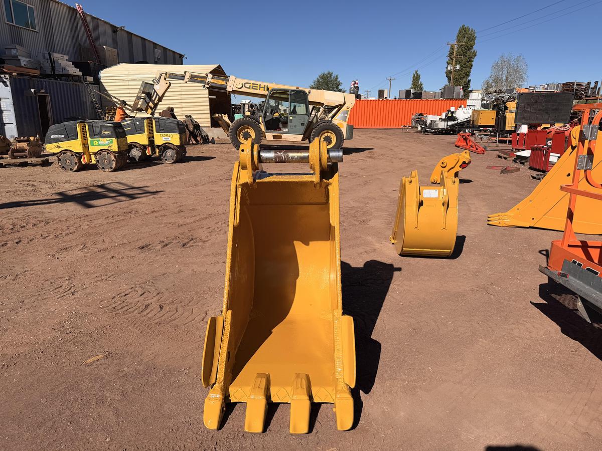 Used 32" CAT Excavator Bucket