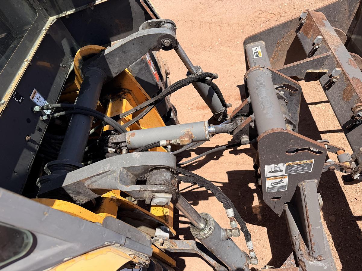 Used 2005 New Holland LV80 Skip Loader