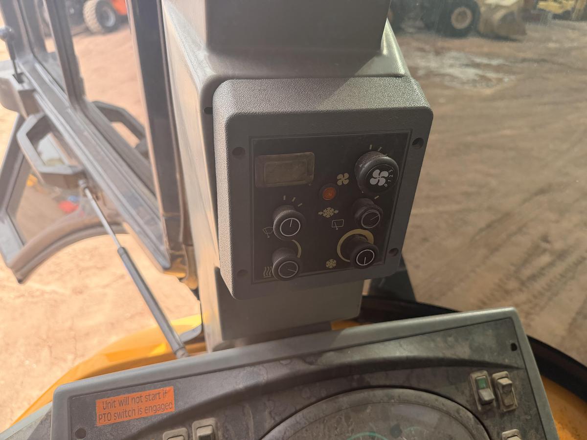 Used 2005 New Holland LV80 Grading Tractor