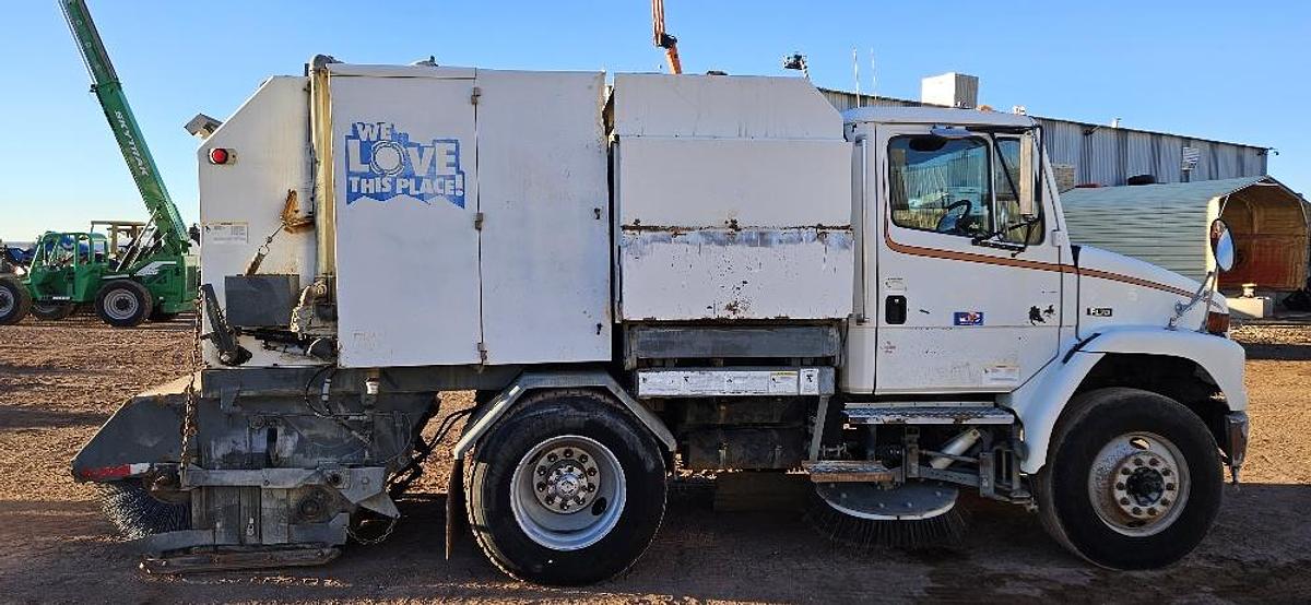 Used 2004 Freightliner Sweeper Truck