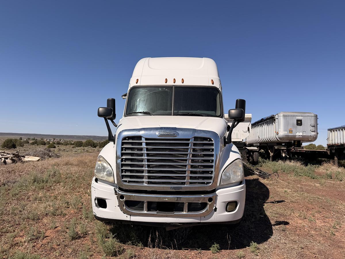 Used 2016 Freightliner Cascadia 125 Semi Truck and Van Trailer