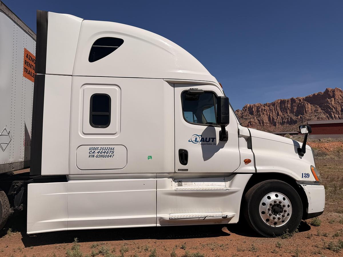 Used 2016 Freightliner Cascadia 125 Semi Truck and Van Trailer